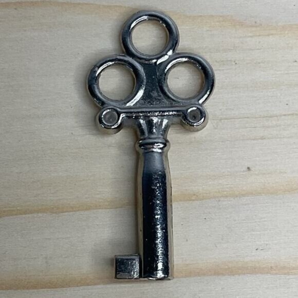Vintage Style Pendant Skeleton Key - Picture 2 of 3